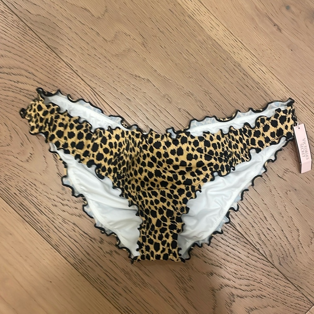Victoria Secret ruffle cheeky bottoms size medium